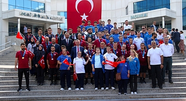 Şampiyonluk kupasını Başkan Büyükakın'a getirdiler
