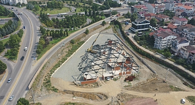 Yeni Gölcük terminal binasında çatı imalatı yapılıyor