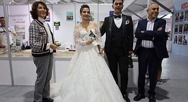 13. Kocaeli Kitap Fuarı'nda gelin damat sürprizi