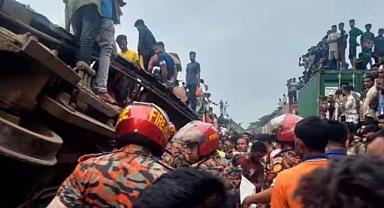 Bangladeş’te iki tren kafa kafaya çarpıştı. 17 ölü, 100’den fazla yaralı
