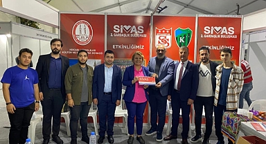 Başkan Hürriyet, Kitap Fuarını ziyaret etti