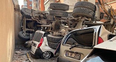 Beton mikseri 4 aracın üzerine devrildi