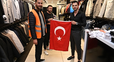 Çayırova Belediyesi’nden esnaf ve vatandaşlara Türk Bayrağı