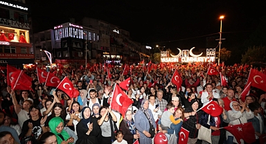 Cumhuriyet aşığı on binlerce İzmitli 100’üncü Yıl coşkusunu İzmit Belediyesiyle yaşadı 