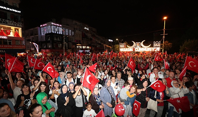 Cumhuriyet aşığı on binlerce İzmitli 100’üncü Yıl coşkusunu İzmit Belediyesiyle yaşadı