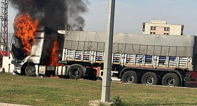 Freni boşalan kamyon bariyerlere çarparak yandı
