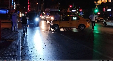 Hızını alamayan otomobil kırmızı ışıkta bekleyen aileye çarptı: 3 yaralı