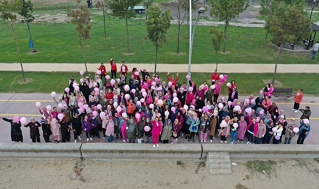 Kadınlardan pembe balonlarla farkındalık yürüyüşü