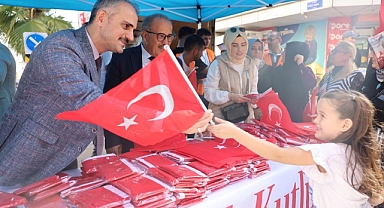 Kent protokolünden Çayırovalılara Türk Bayrağı