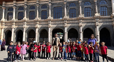 Kırsaldaki öğrencilere kentin tarihi ve turistik mekânları tanıtılıyor