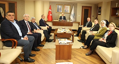 Kocaeli’nde temaslarda bulunan TBMM Başkanı Kurtulmuş, Büyükşehir Belediyesi’ni ziyaret etti