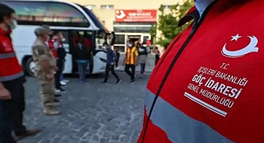 Sürücüsü kaçan minibüsteki 23 kaçak göçmen yakalandı