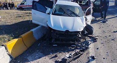 Ağrı'da 2 otomobil çarpıştı: 7 kişi yaralandı