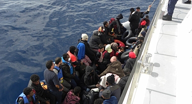 Balıkesir açıklarında Türkiye kara sularına itilen 47 göçmen kurtarıldı