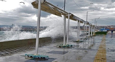 Çanakkale'de kuvvetli lodos etkili oluyor