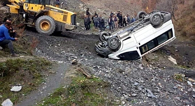 Dereye uçan araç 5 saatlik çalışma sonucu çıkarıldı