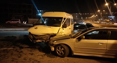 Elazığ'da minibüs ile otomobil çarpıştı : 5 yaralı