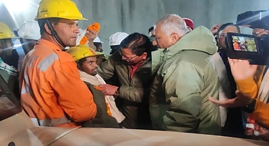Hindistan'da 41 işçi enkaz altından sağ kurtarıldı
