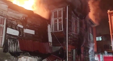 İstanbul'da 2 katlı ahşap binada yangın