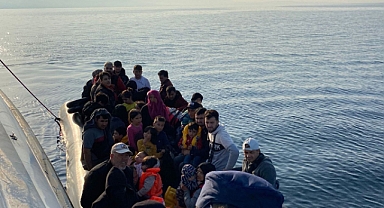 İzmir açıklarındaki 103 düzensiz göçmen karaya çıkarıldı