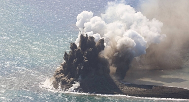 Japonya'da deniz altı yanardağı patladı