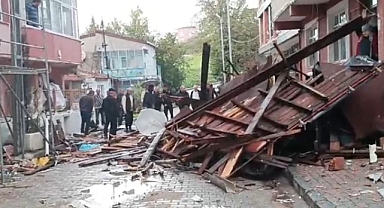 Küçükçekmece'de yıldırım düşmesi sonucu bir binanın çatısı uçtu