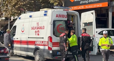 Malatya’da otomobil kavşakta yunus ekiplerine çarptı: 2 yaralı