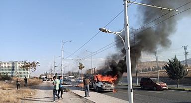 Malatya’da seyir halindeki kamyonet bir anda alevlerin içerisinde kaldı