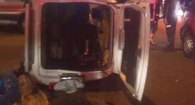 Sürücünün kontrolünden çıkan otomobil yan yattı: 2 yaralı
