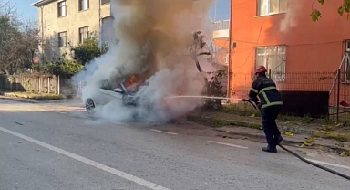 Alev alan otomobili Büyükşehir itfaiyesi söndürdü