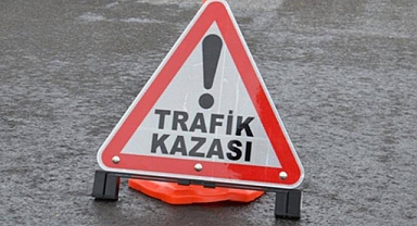 Ambulans kamyona arkadan çarptı: 1 ölü, 4 yaralı