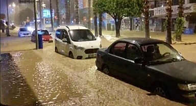 Antalya'yı bir kez daha yağmur vurdu