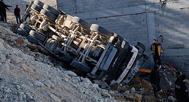 Beton mikseri şarampole yuvarlandı: 1 yaralı