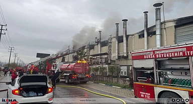 Bursa'da tekstil fabrikasında çıkan yangının soğutma çalışması devam ediyor