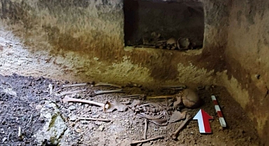 Deprem sonrası oluşan göçükle tarihi mekân gün yüzüne çıktı