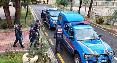 Evine girdikleri şahsı hem darp edip hem de altınlarını çaldılar