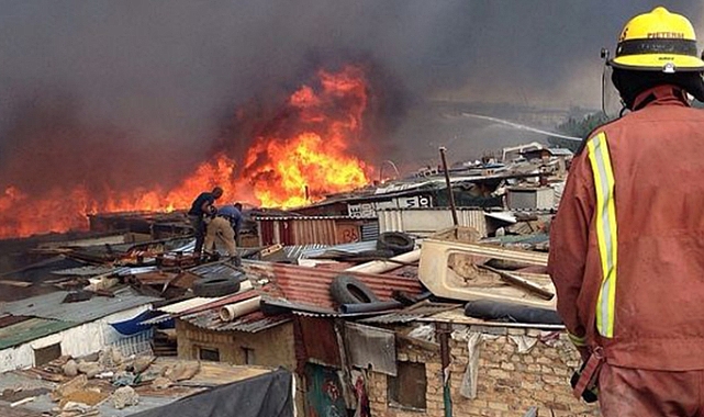 Güney Afrika'daki yangın yerleşim yerlerini tehdit ediyor