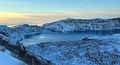 Nemrut Krater Gölü kısmen dondu