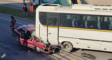 Otomobil, servis aracına çarptı: 2 yaralı