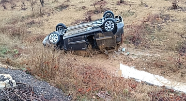 Şarampole yuvarlanarak ters dönen araç kazasında 3 kişi yaralandı