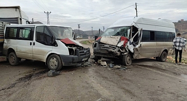 Şırnak'ta iki minibüs çarpıştı: 18 yaralı