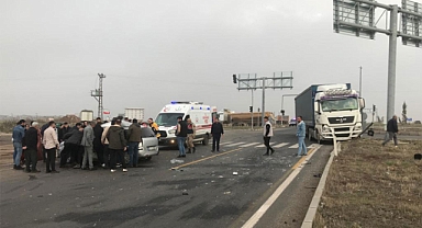 Tır ile otomobilin çarpışmasında 2 kişi ağır yaralandı