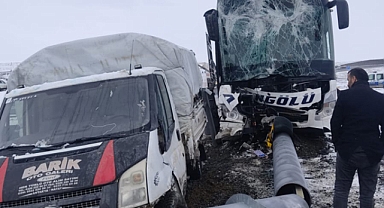 Ağrı'da meydana gelen kazada 11 kişi yaralandı