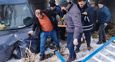 Ağrı'da otomobil köprüden devrildi: 2 yaralı
