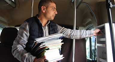 Aracına kitaplık koyan minibüs şoförüne Validen kitap desteği