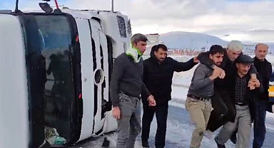 Bitlis'te yem yüklü tır devrildi: Biri asker 3 yaralı