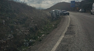 Devrilen araçtaki 2 kişi yaralandı