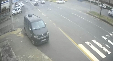 Diyarbakır'da bir araç önce yayaya ardından direğe çarptı: Bir ölü 3 yaralı
