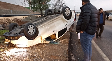 Diyarbakır'da kontrolden çıkan otomobil takla attı