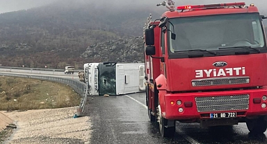 Diyarbakır'da midibüs devrildi: 10 yaralı
